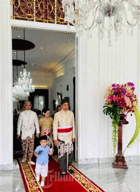 Jokowi Menghantarkan Kaesang Pangarep Jelang Acara Akad Nikah Foto