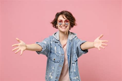 Jovencita Guisante Agradable De Brunette Con Gafas Casuales De Chaqueta De Denim Posando Aislado