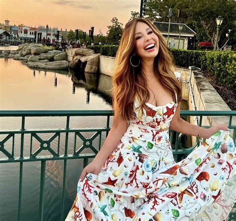 Myrka Dellanos Evoca El Mar Con Bello Set Estampado