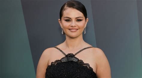 Pretinho Nada Básico Veja Look De Selena Gomez Em Première Cnn Brasil