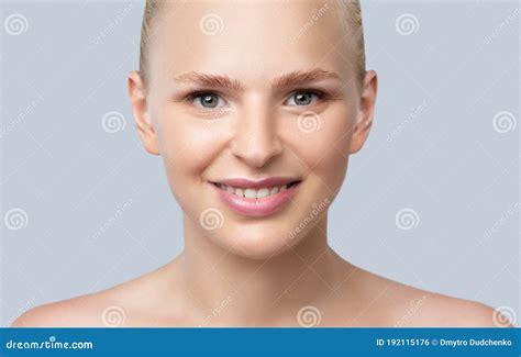 Ritratto Di Una Bellissima Donna Bionda Sorridente A Spalle Nude Con Occhi Azzurri Labbra Pulite