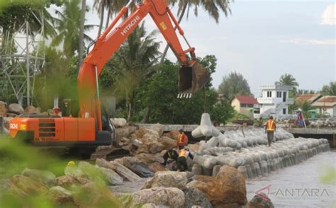 Pemasangan Batu Pemecah Ombak Untuk Mitigasi Kawasan Pantai Desa Suak