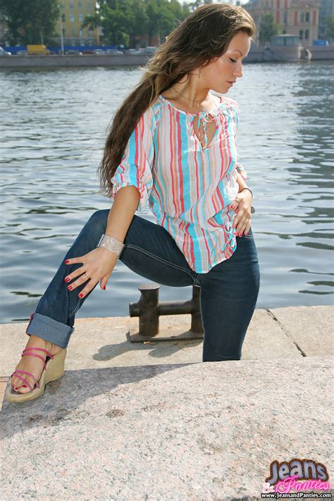 Hirsute Hottie Peels Off Her Firm Ass Jeans Publicly