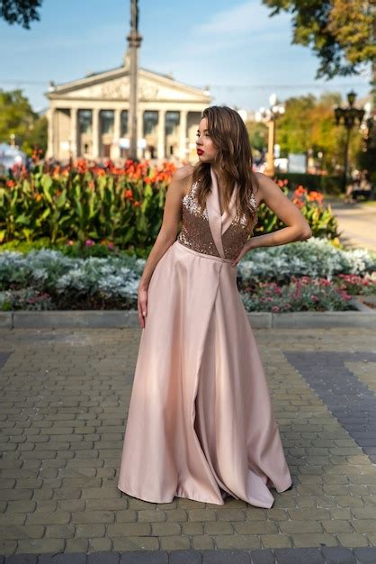 Premium Photo Beautiful Brunette Woman Posign At Hot Summer Day In City