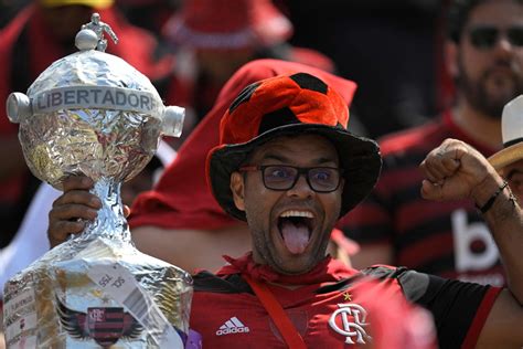 Landim E Dirigentes Do Flamengo Fazem 22 Com As Mãos Em Campo Em