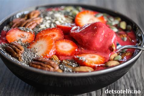 Smoothieskål smoothie bowl med bringebær banan og jordbær Det søte liv