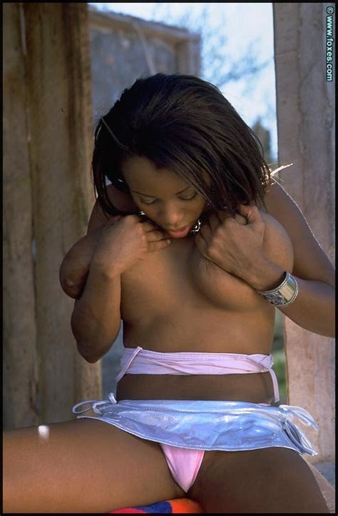 Foxy Babe Alexis Ann Showing Her Huge Black Boobs Photos