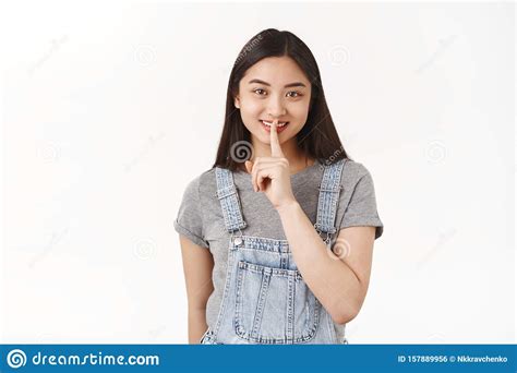 Hou Geheim Tussen Ons Erg Schattig Schattig Meisje Uit De Aziatische Brunette Draagt Denim Zomer