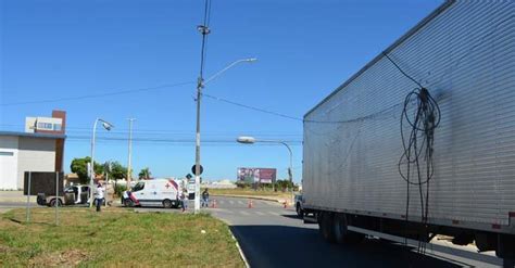 Conquista Ciclista Arrastado Por Carreta Ap S Se Enroscar Em Fios No