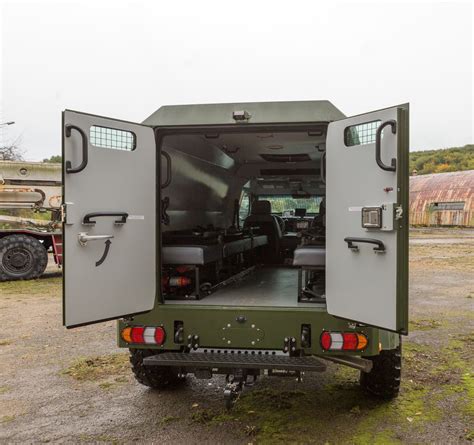 До України приїхала перша броньована автівка швидкої допомоги за кошти ...