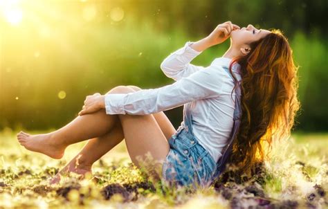 Обои girl shorts legs brown hair photo barefoot model brunette картинки на рабочий стол