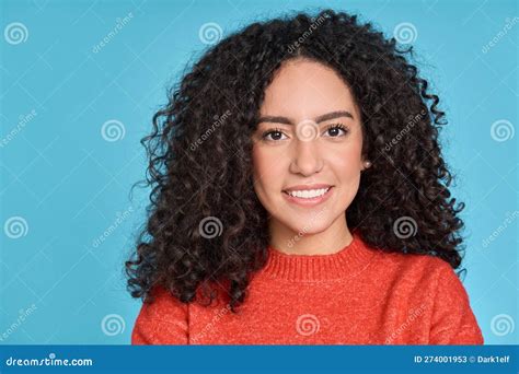 Jovem Feliz Latina Isolada No Retrato De Fundo Azul Imagem De Stock Imagem De Carrinho