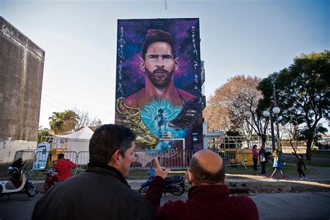 El mural de Lionel Messi frente a la escuela en su barrio en Rosario