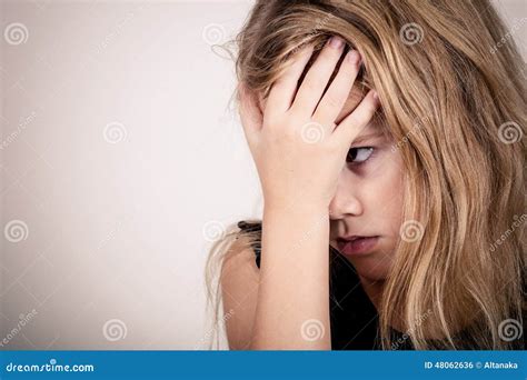 Portrait De Petite Fille Blonde Triste Photo Stock Image Du Songeur Frustr