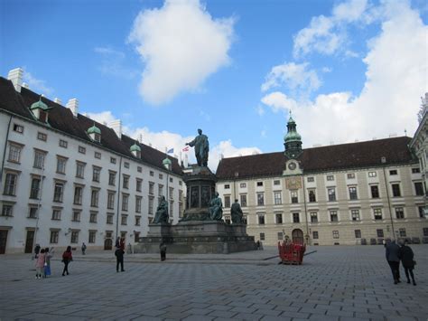 Vienna Airport Entry Louvre Building Landmarks Travel Viajes