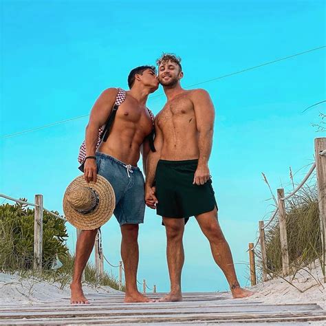 Épinglé sur Gay Couples