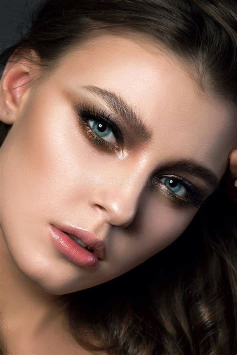 Portrait De Belle Femme Blonde Image Stock Image Du Renivellement Parfait 107840299