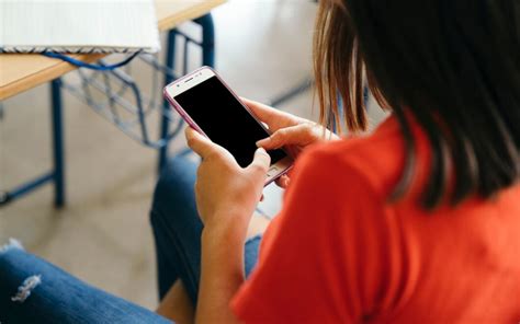 Celular em sala de aula quais países já proíbem e como isso afeta a