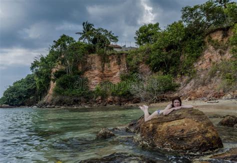 Hübsches Junges Mädchen Im Bikini Der Auf Felsen am Strand Legt Stockbild Bild von berg