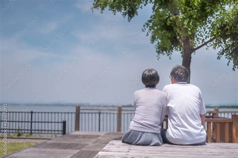 公園のベンチに座るシニア夫婦の後ろ姿 Stock 写真 | Adobe Stock
