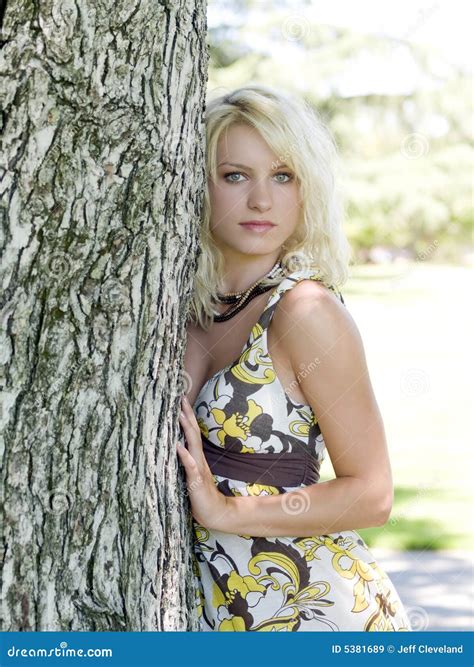 Muchacha Adolescente Rubia Joven Al Aire Libre Al Lado De Rbol Imagen