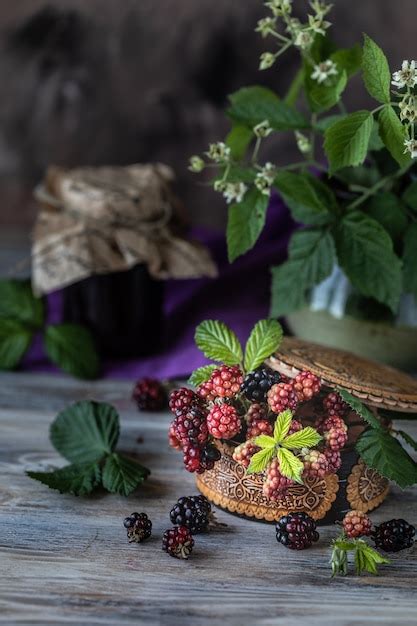 Blackberry Berry En Una Rama Con Hojas En Una Caja De Madera Tallada En