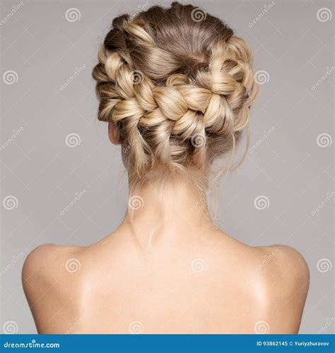 Portrait D Une Belle Jeune Femme Blonde Avec Des Poils De Couronne De Tresse Image Stock Image