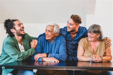 Saindo do conceito do armário um casal gay declarando seu relacionamento sendo acolhido