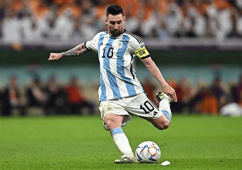 Hành trình trở thành huyền thoại bóng đá của Lionel Messi