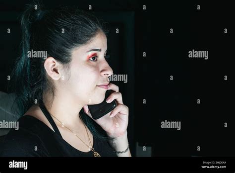 belle femme de latina aux cheveux verts recevant un appel sur son téléphone cellulaire avec