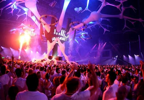 Download Caption Vibrant Nightclub Atmosphere