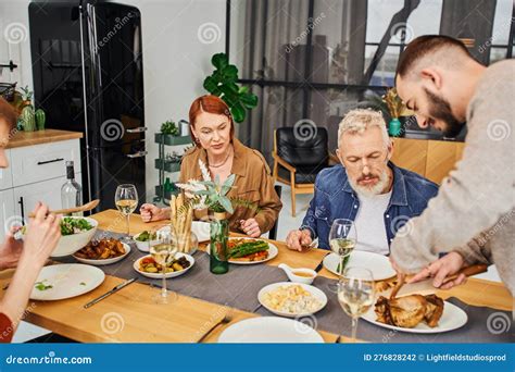 Hombre Gay Barbudo Cortando Pollo Asado Foto De Archivo Imagen De Bebida Grilled