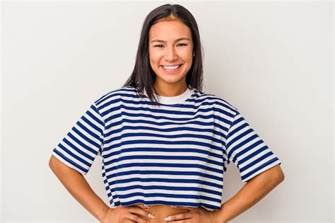Mujer Latina Joven Aislada Sobre Fondo Blanco Confiada Manteniendo Las Manos En Las Caderas