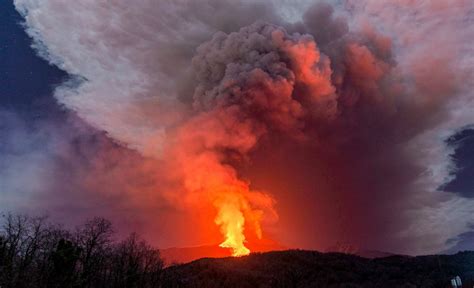 Etna Fontana Di Lava E Getti Alti Metri Forti Boati Quotidiano