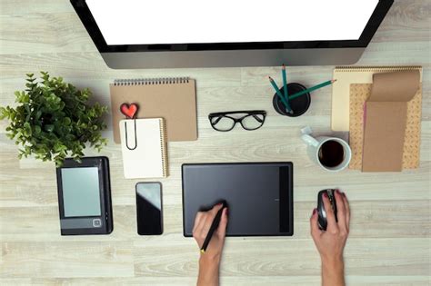 Рука графического дизайнера, работающего со стилусом и планшетом ...