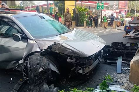 Mobil Listrik Ringsek Tabrak Pembatas Jalan Pengendara Dilarikan Ke