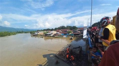 Bpbd Basarnas Dan Damkar Luwu Timur Bersihkan Sampah Kayu Di Sungai