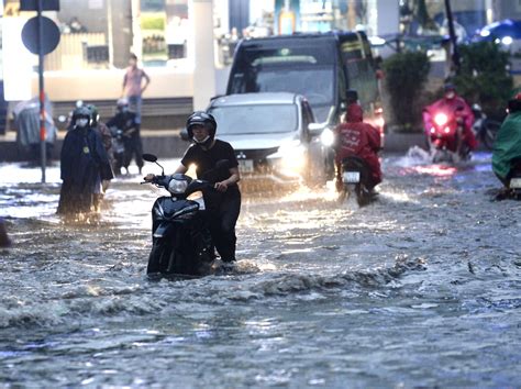 Prolonged Downpour Submerges Streets In Ho Chi Minh City Tuoi Tre News