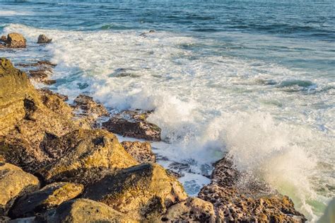 Grandes Ondas Quebrando Na Praia Espuma Do Mar Foto Premium