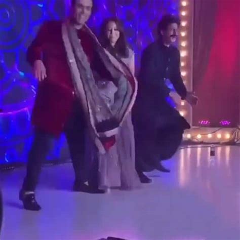 Shah Rukh Khan Gauri Khan And Karan Johar Shake A Leg On Kajra Re Song Watch Viral Video