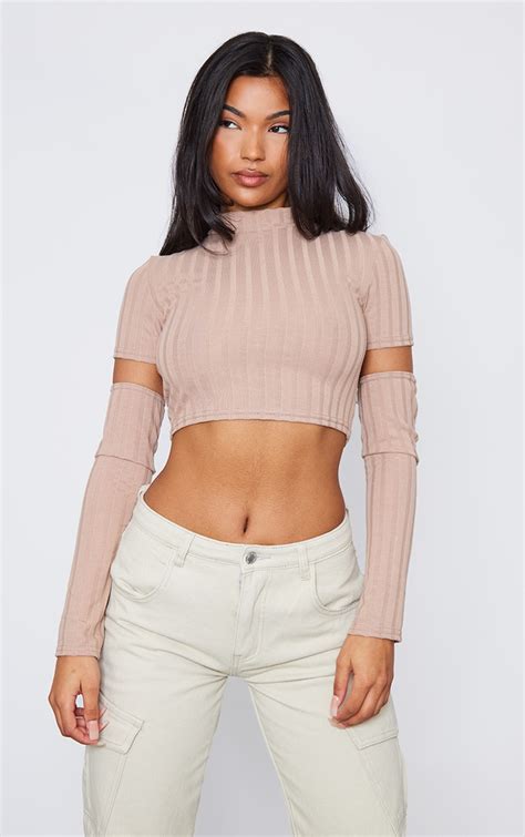 Crop top côtelé nude avec manches PrettyLittleThing FR
