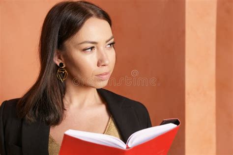 Bella Joven Y Exitosa Mujer De Negocios De Brunette Con Chaqueta Negra En Contra Foto De Archivo