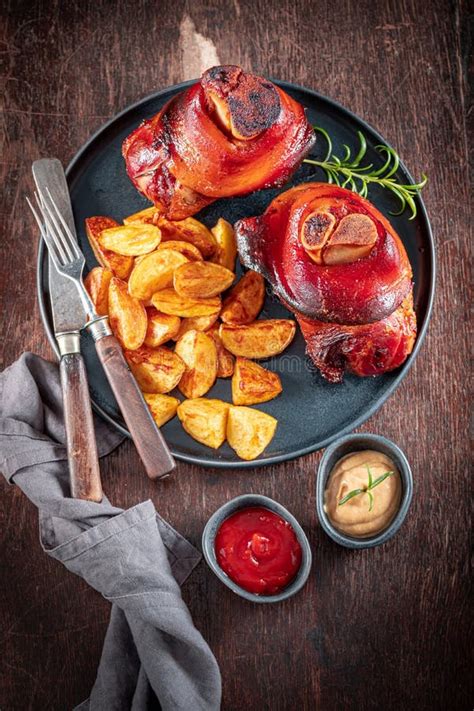 Manguera De Cerdo Asado Casera Con Patatas Fritas Y Ketchup Imagen De