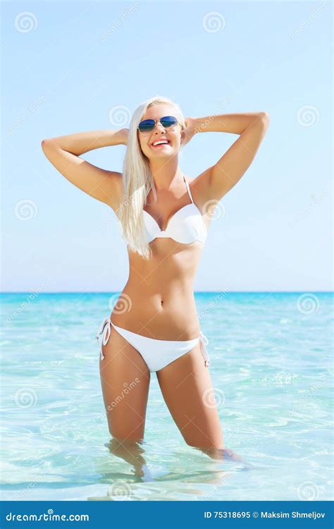 Jeune Et Sexy Femme Dans Un Bikini Sur La Plage Image Stock Image Du Sportif Exotique 75318695