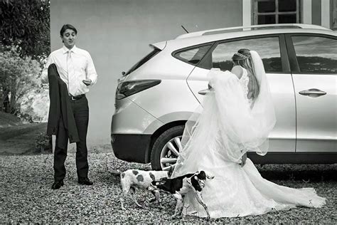 14 Hilarious And Perfectly Timed Wedding Photos