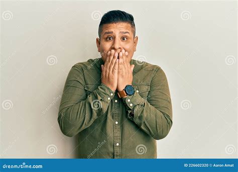 Junge Latina Mit Lockerer Kleidung Lachen Und Peinlich Kichern Mund
