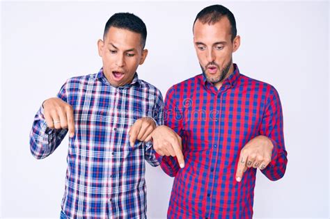 Joven Pareja Gay De Dos Hombres Con Ropa Casual Apuntando Con Los Dedos Mostrando Publicidad