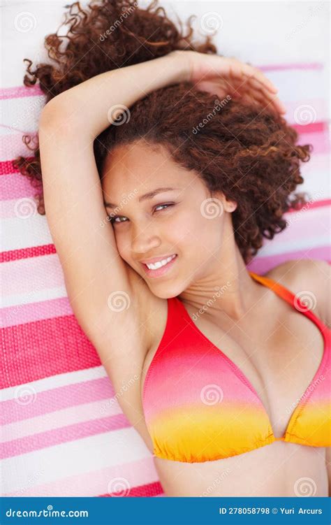 Rilassati Sexy E Bikini Con Una Donna Di Colore In Spiaggia Per Il Tramonto Tropicale E La Pace