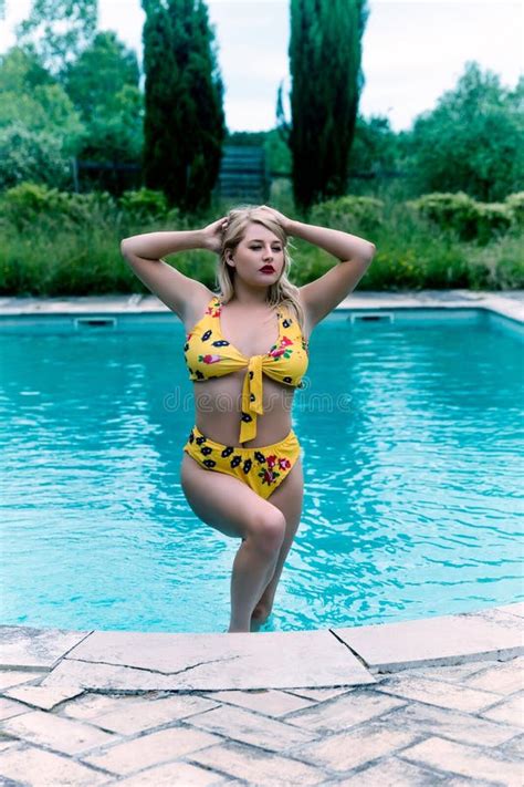 Fille Blonde Dans La Pose Jaune De Bikini Photo Stock Image Du Soutien Caucasien