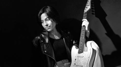 Melani anima a "romper las barreras" en su nuevo single, Huellas